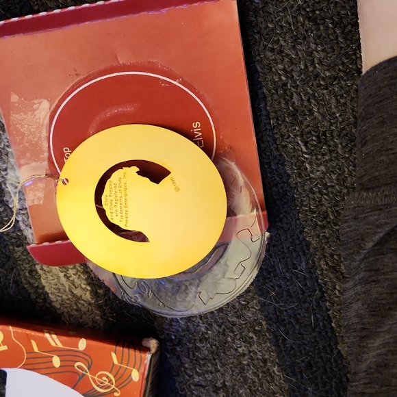 American Greetings 18k gold plated Elvis Ornament, 1995, in box. - Picture 4 of 4